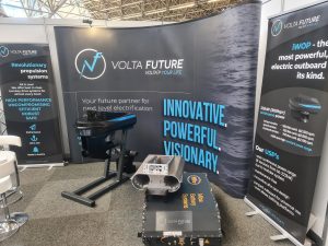 Zu Erkennen ist der Messestand von Volta future auf der Electric&Hybrid. Es war ein Modell des iWOP, ein Gussgehäuse und eine Batterie ausgestellt.